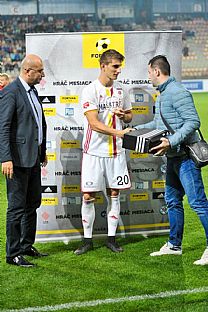 Vkonn riadite LK Michal Mertinyk, hr mesiaca jl 2016 Martin Chrien a zstupca partnera ankety, spolonosti News and Media holding Miroslav Trabalk. |  autor: Rudolf Makurica