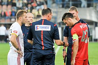 Kapitni oboch tmov Tom ubek a Michal Pintr s rozhodcovskou trojicou. |  autor: Rudolf Makurica