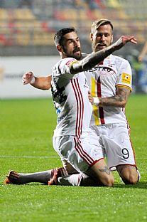 Erik Daniel a Jakub Mare s gestom smerujcim k ruomberskmu fanklubu. |  autor: Rudolf Makurica