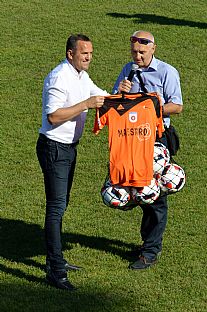 Duan Tittel odovzdva ruombersk dres. |  autor: Tom Lubelec