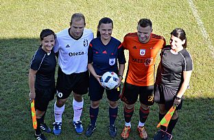 Domci kapitn a Tom ubek s rozhodcovskou trojicou. |  autor: Tom Lubelec