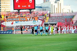 Hri nastupuj na zpas, v pozad fanklub Concordia 1906. |  autor: Rudolf Makurica