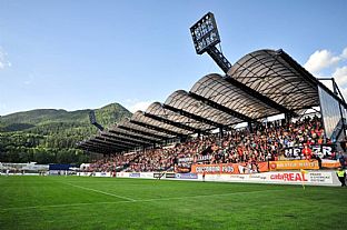 Zaplnen� v�chodn� trib�na |  autor: Rudolf Ma�kurica