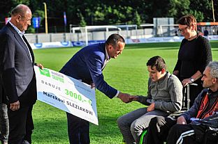 Prim�tor Ru�omberka Igor �ombor a �portov� riadite� klubu Du�an Tittel odovzd�vaj� �ek. |  autor: Rudolf Ma�kurica