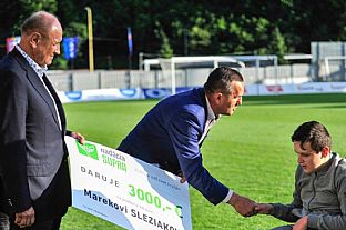 Prim�tor Ru�omberka Igor �ombor a �portov� riadite� klubu Du�an Tittel odovzd�vaj� �ek. |  autor: Rudolf Ma�kurica