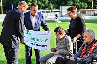 Prim�tor Ru�omberka Igor �ombor a �portov� riadite� klubu Du�an Tittel odovzd�vaj� �ek. |  autor: Rudolf Ma�kurica