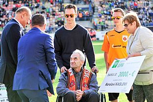 Odovzd�vanie �eku od Nad�cie Supra. |  autor: Rudolf Ma�kurica