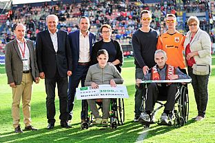 Odovzd�vanie �ekov od Nad�cie Supra. |  autor: Rudolf Ma�kurica