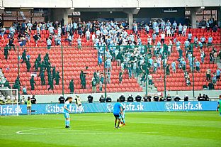 Zsah polcie v sektore fanikov Slovana Bratislava. |  autor: Rudolf Makurica