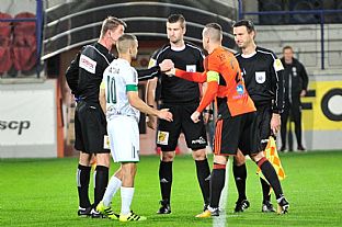 Rozhodcovsk trojica a kapitni obidvoch mustiev Peter Katona a Dominik Kruliak. |  autor: Rudolf Makurica