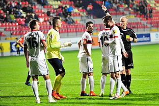 Martin Dobrotka dostva druh lt a v zpt aj erven kartu. |  autor: Rudolf Makurica