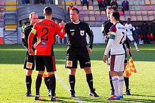 Rozhodcovsk� trojica a kapit�ni obidvoch mu�stiev Dominik Kru�liak a Miroslav Viazanko. |  autor: Rudolf Ma�kurica