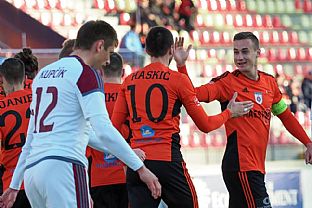 Nermin Haski� a Dominik Kru�liak po g�le Kristiho Qoseho. |  autor: Rudolf Ma�kurica