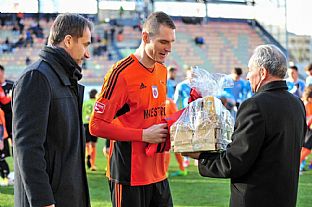 Jn Maslo preber ceny za dvest tart v najvyej sai od ubomra Golisa a Milana Bezka st. |  autor: Rudolf Makurica