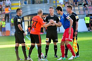 Rozhodcovsk� trojica a kapit�ni oboch t�mov Marek Sapara a Michal Ranko. |  autor: Rudolf Ma�kurica