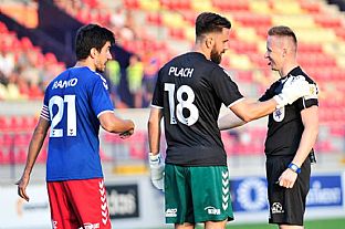 Michal Ranko, Franti�ek Plach a hlavn� rozhodca Pavel Ochotnick�. |  autor: Rudolf Ma�kurica