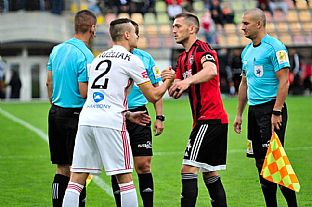 Rozhodcovsk trojica a kapitni obidvoch mustiev Dominik Kruliak a Luk Grek. |  autor: Rudolf Makurica