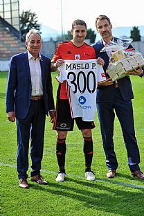 Milan Bezk st., Peter Maslo, ktor si pripsal v minulom kole v Trenne 300. tart vo Fortuna lige a ubomr Golis. |  autor: Rudolf Makurica