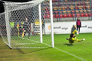 Gl Michala Joneca z pokutovho kopu. |  autor: Rudolf Makurica