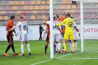 Pred br�nou host� |  autor: Rudolf Ma�kurica