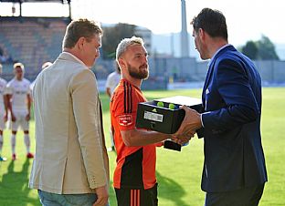 Peter Gal Andrezly preber cenu za prvenstvo v ankete Gl mesiaca mj. |  autor: Rudolf Makurica