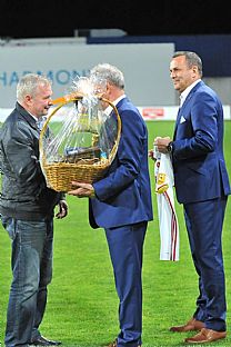 Vladimrovi Pankovi gratuluj k esdesiatym narodeninm Milan Bezk st. a Duan Tittel. |  autor: Rudolf Makurica