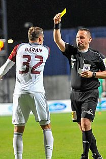 Martin Baran dostva lt kartu |  autor: Rudolf Makurica