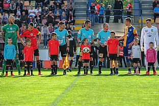 Mat Mack, Dominik Kruliak, rozhodcovsk trojica, ubomr atka a Martin Jedlika. |  autor: Rudolf Makurica