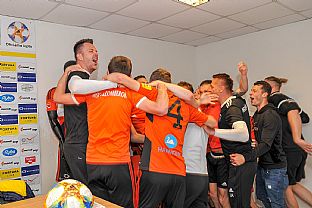 Oslava priamo poas tlaovej konferencie |  autor: Rudolf Makurica