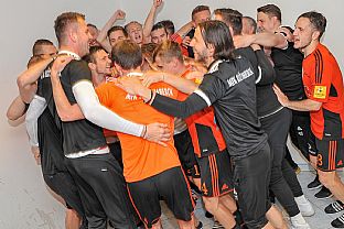 Oslava priamo poas tlaovej konferencie |  autor: Rudolf Makurica