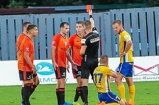 Alexander Moji dostva erven kartu. |  autor: Rudolf Makurica