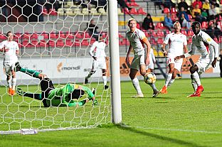 Deyan Iliev vyra strelu |  autor: Rudolf Makurica