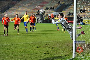 Martin Jedlika vyra strelu Jna Masla z priameho kopu. |  autor: Rudolf Makurica