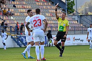 Edin Osmanovi� dost�va �erven� kartu. |  autor: Rudolf Ma�kurica