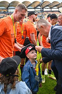 Odovzd�vanie medail� |  autor: Rudolf Ma�kurica