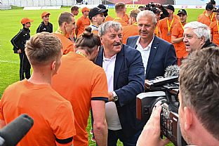 Odovzd�vanie medail� |  autor: Rudolf Ma�kurica