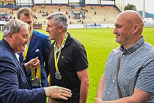 Odovzd�vanie medail� |  autor: Rudolf Ma�kurica