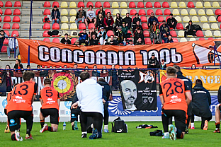 Matej Madlek, Mrio Mrva, Alexander Seleck a fanklub Concordia 1906. |  autor: Rudolf Makurica