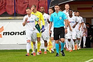 Hostia pred zpasom |  autor: Rudolf Makurica