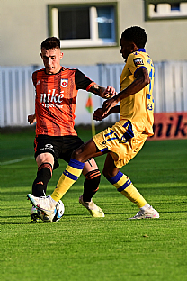 Oliver Luter�n a Yhoan Many Andzouana |  autor: Rudolf Ma�kurica