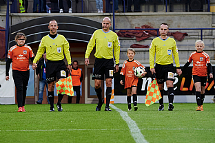 Rozhodcovia pred z�pasom |  autor: Rudolf Ma�kurica