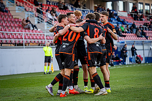 Alexander Seleck�, Oliver Luter�n, Mari�n Chobot, Samuel Grygar, J�n Murga�, Adam Tu�n� a Tom� Kr�l. |  autor: Matej Sagan