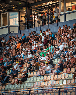 Div�ci na z�padnej trib�ne |  autor: Matej Sagan